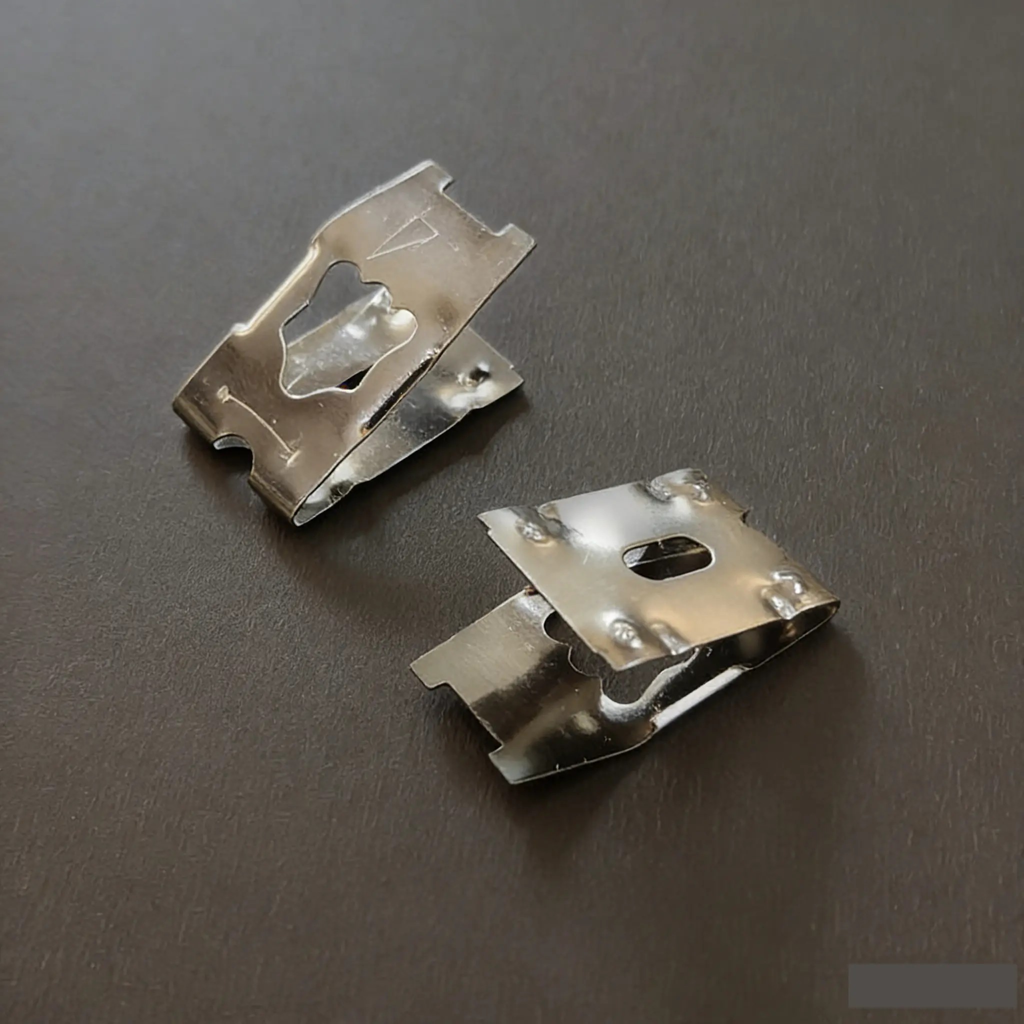 PW17-2 Medium Width Picture Frame Spring Clip S07 – 24×17 mm steel