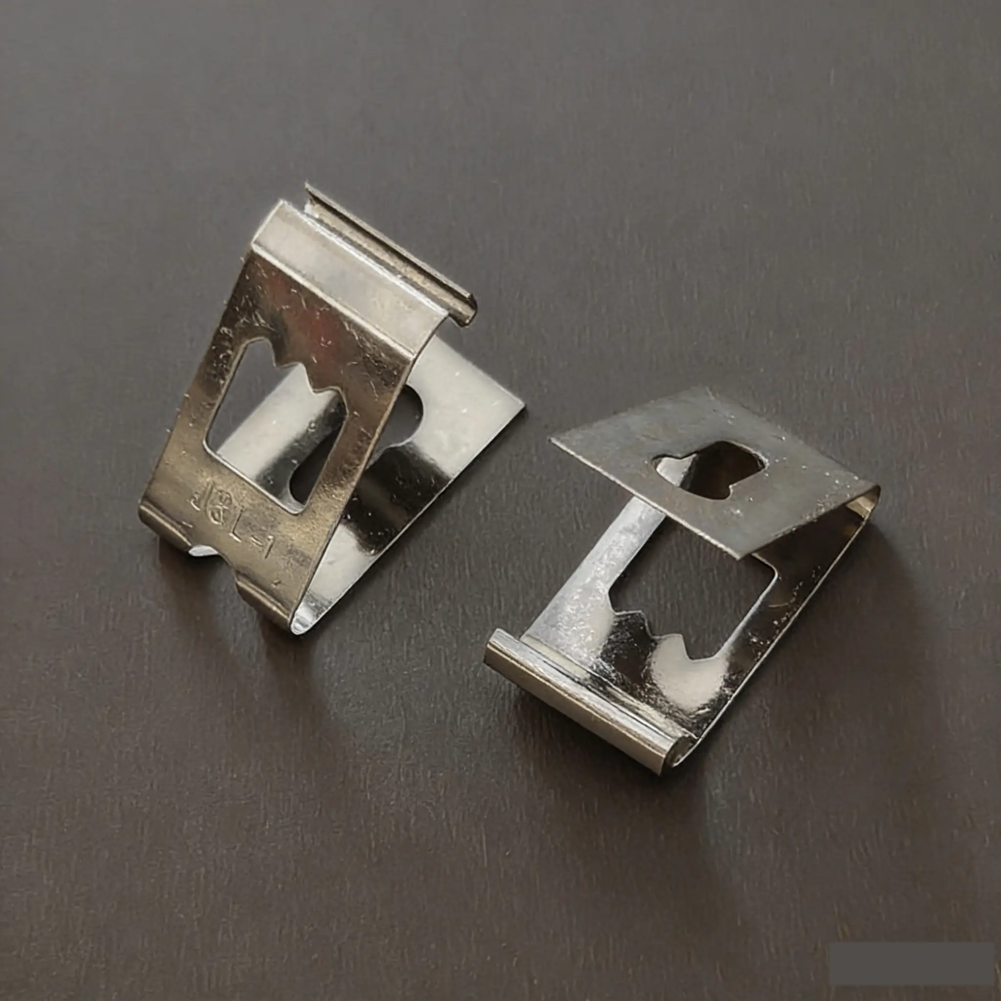 PW22 Medium Picture Frame Spring Clip S10 – 47 mm stainless steel